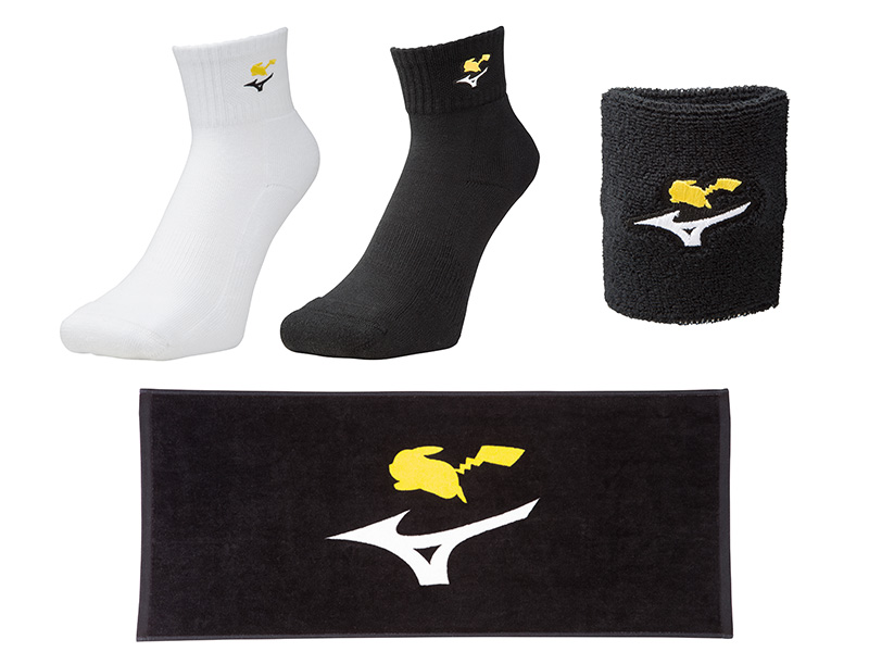 （左上から）<strong class="em ">「MIZUNO　ショートソックス　ピカチュウ　白（21-23cm／23-25cm／25-27cm）」</strong>/価格：1,650円（税込）、<strong class="em ">「MIZUNO　ショートソックス　ピカチュウ　黒（21-23cm／23-25cm／25-27cm）」</strong>/価格：1,650円（税込）、<strong class="em ">「MIZUNO　リストバンド　ピカチュウ」</strong>/価格：1,210円、<strong class="em ">「MIZUNO　スポーツタオル　ピカチュウ」</strong>/価格：1,320円（税込）