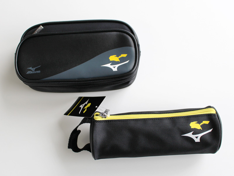 （上から）<strong class="em ">「MIZUNO　ポーチ ピカチュウ」</strong>/価格：1,870円（税込）、<strong class="em ">「MIZUNO　ペンケース筒形 ピカチュウ」</strong>/価格：1,100円（税込）