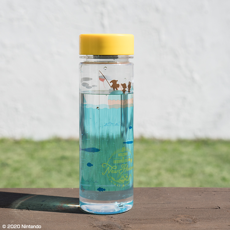 どうぶつたちの釣りシーンを表現したデザインのクリアボトル。サイズは約18.5cm