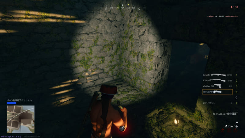 懐中電灯を持って、メキシコのピラミッドを探索