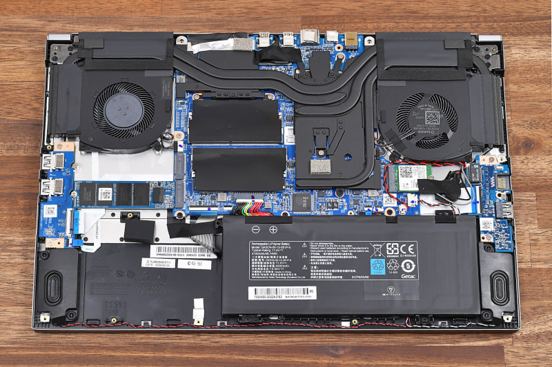 メモリスロットとSSD用のM.2スロットが各1基空いている。左下には2.5インチドライブ用の空きベイがあるが、接続ケーブルは見当たらない