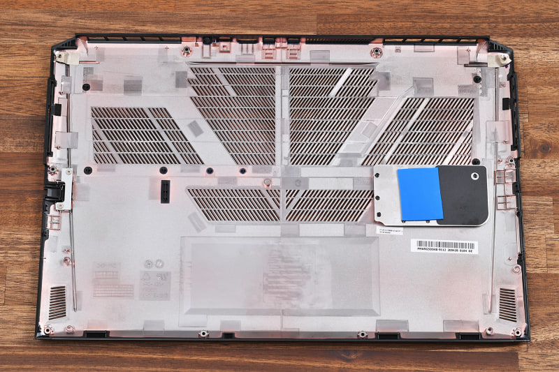 底面パネル側にはSSDの放熱を補助するためとみられる金属パネルと熱伝導シートが配置されていた