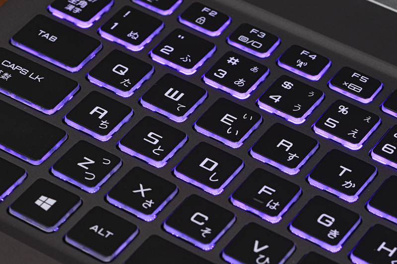 キーボードはRGB LEDによるライトアップが可能。部屋を暗くしてプレイする人には助かる装備だ。もちろん消灯も可能