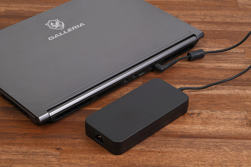 ACアダプタは120W出力のものが付属