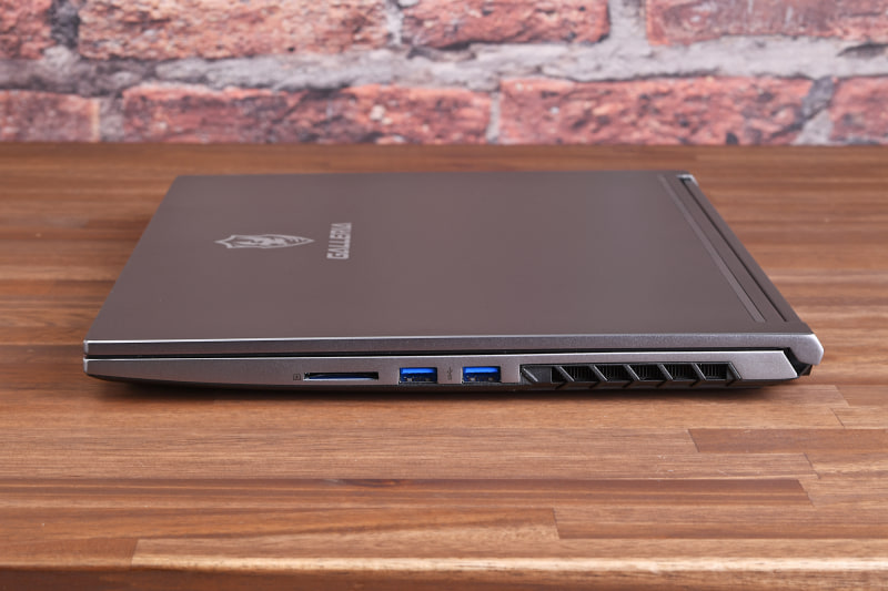 右側面にはUSB 3.2 Gen1（5Gbps）が2基と、SDXC対応のSDカードリーターを配置