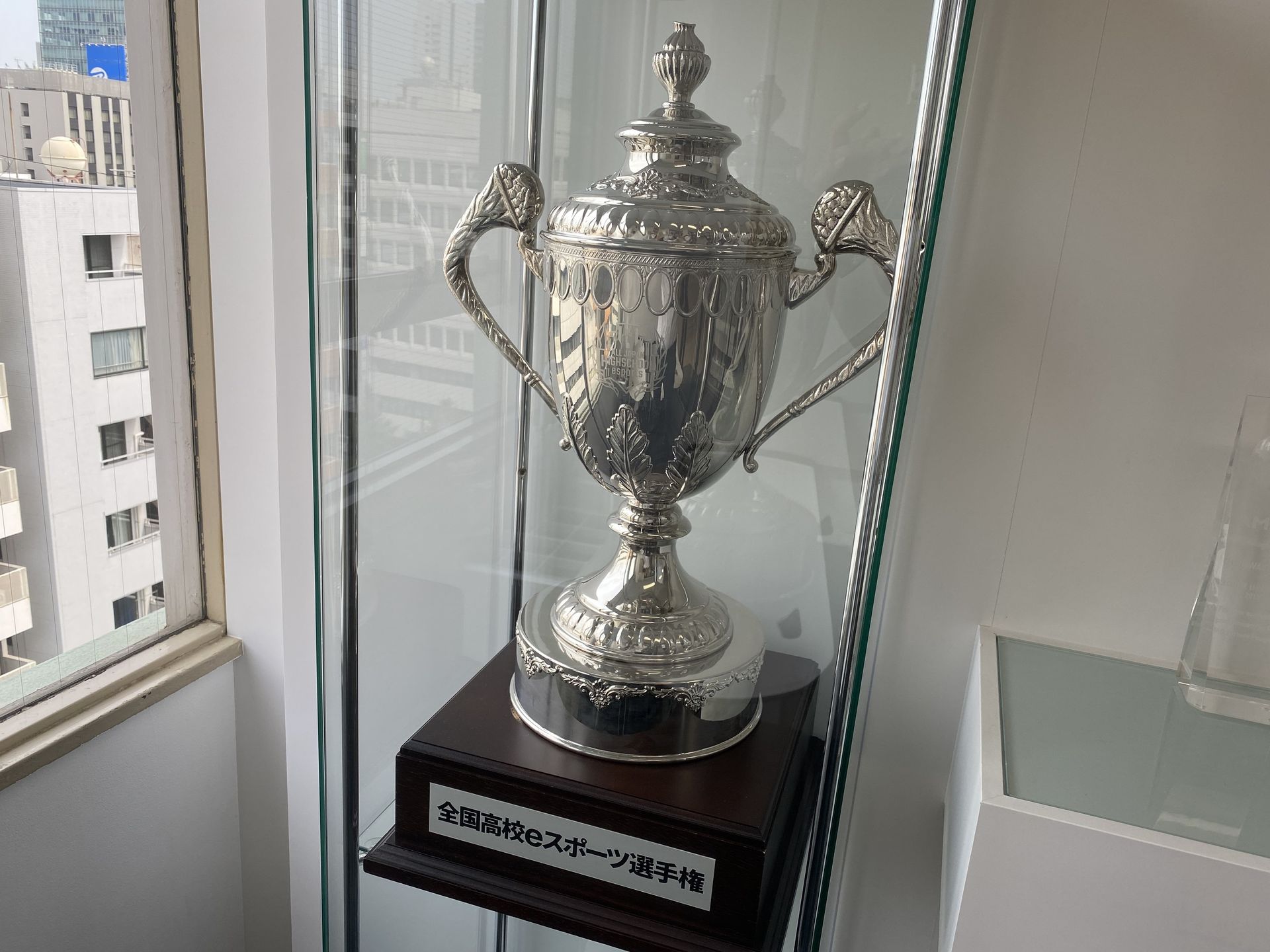 全国高校eスポーツ選手権のトロフィーとメダルは、サードウェーブの受付に飾られている。大会への熱意とこだわりを感じさせてくれる