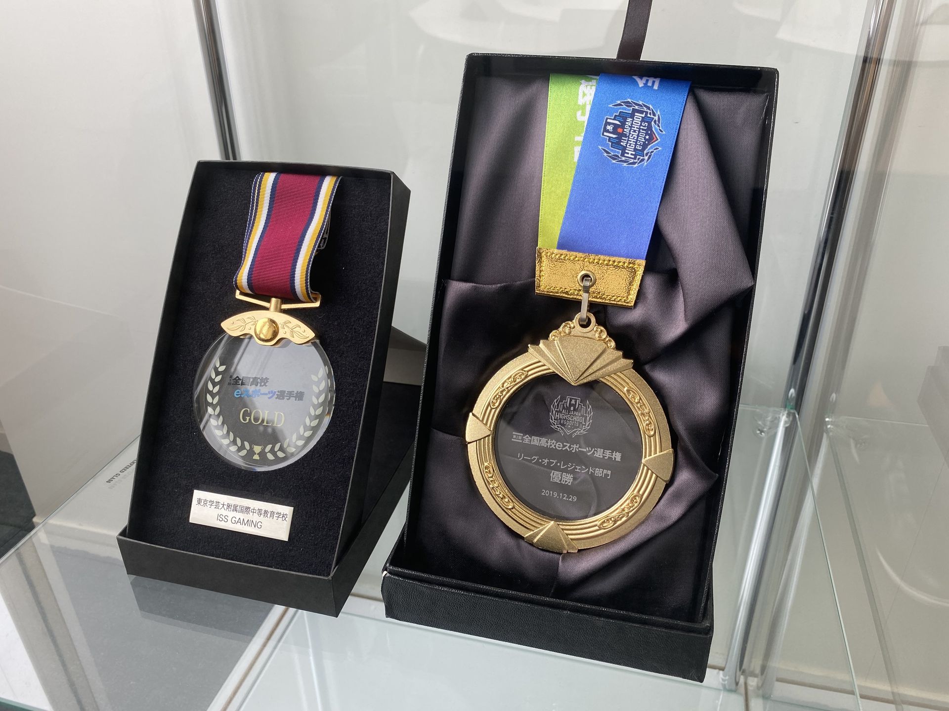 全国高校eスポーツ選手権のトロフィーとメダルは、サードウェーブの受付に飾られている。大会への熱意とこだわりを感じさせてくれる