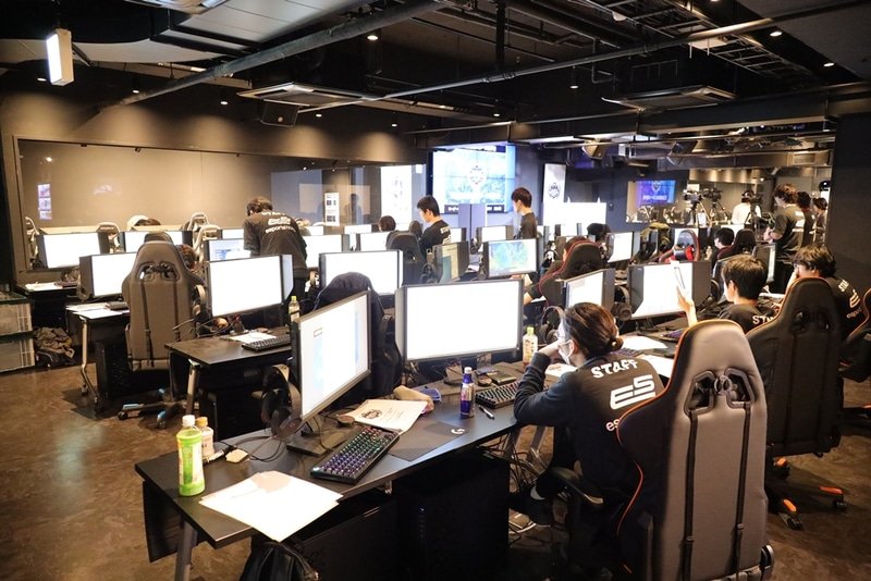 第2回全国高校eスポーツ選手権オンライン予選大会での審判の状況。eスポーツ大会では、公平性を担保するために目に見えないところで様々なスタッフが汗をかいている