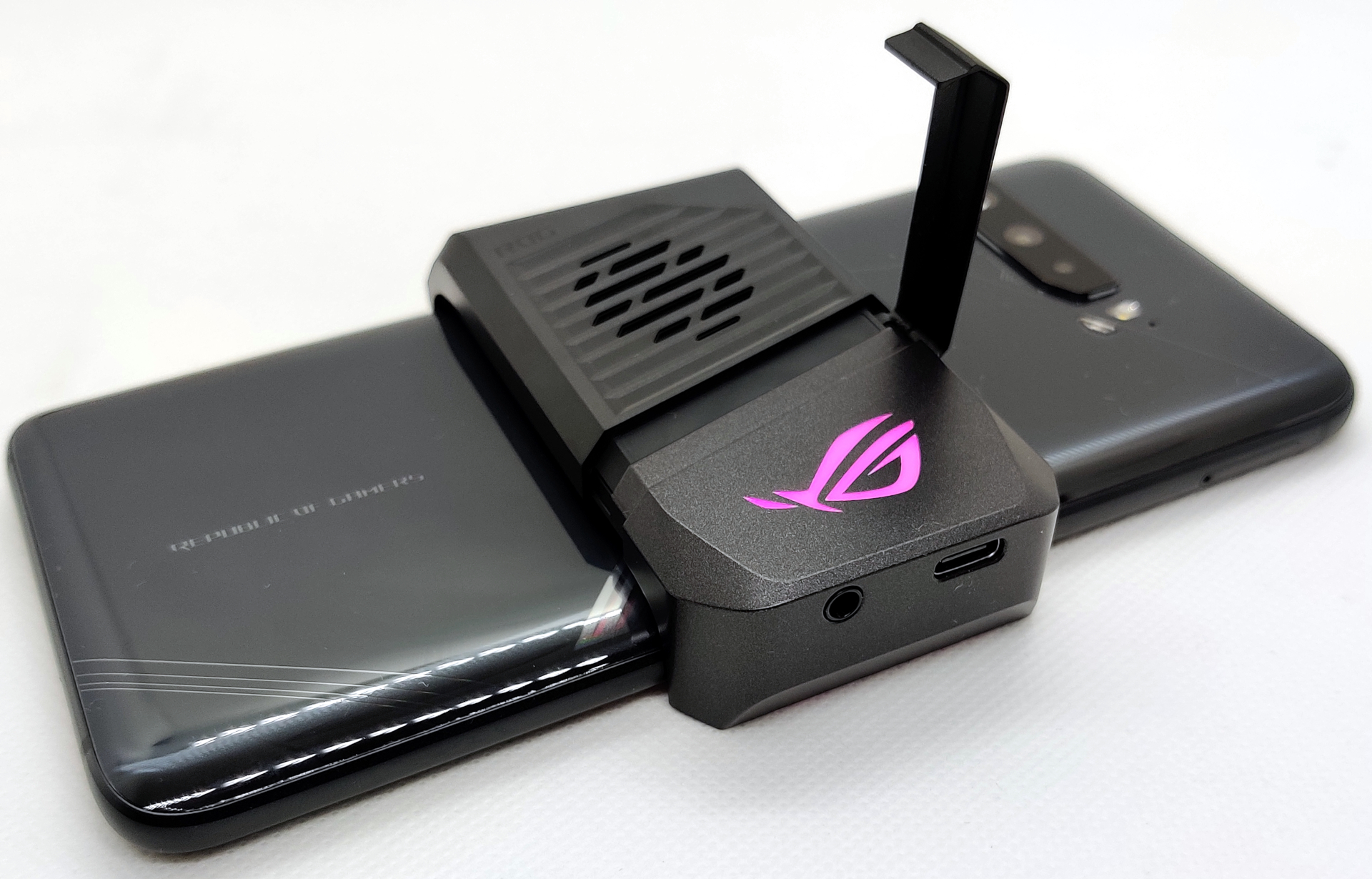 クーラーにイヤフォン端子とUSB Type-C端子を搭載。ROGロゴはLEDで発光する仕様