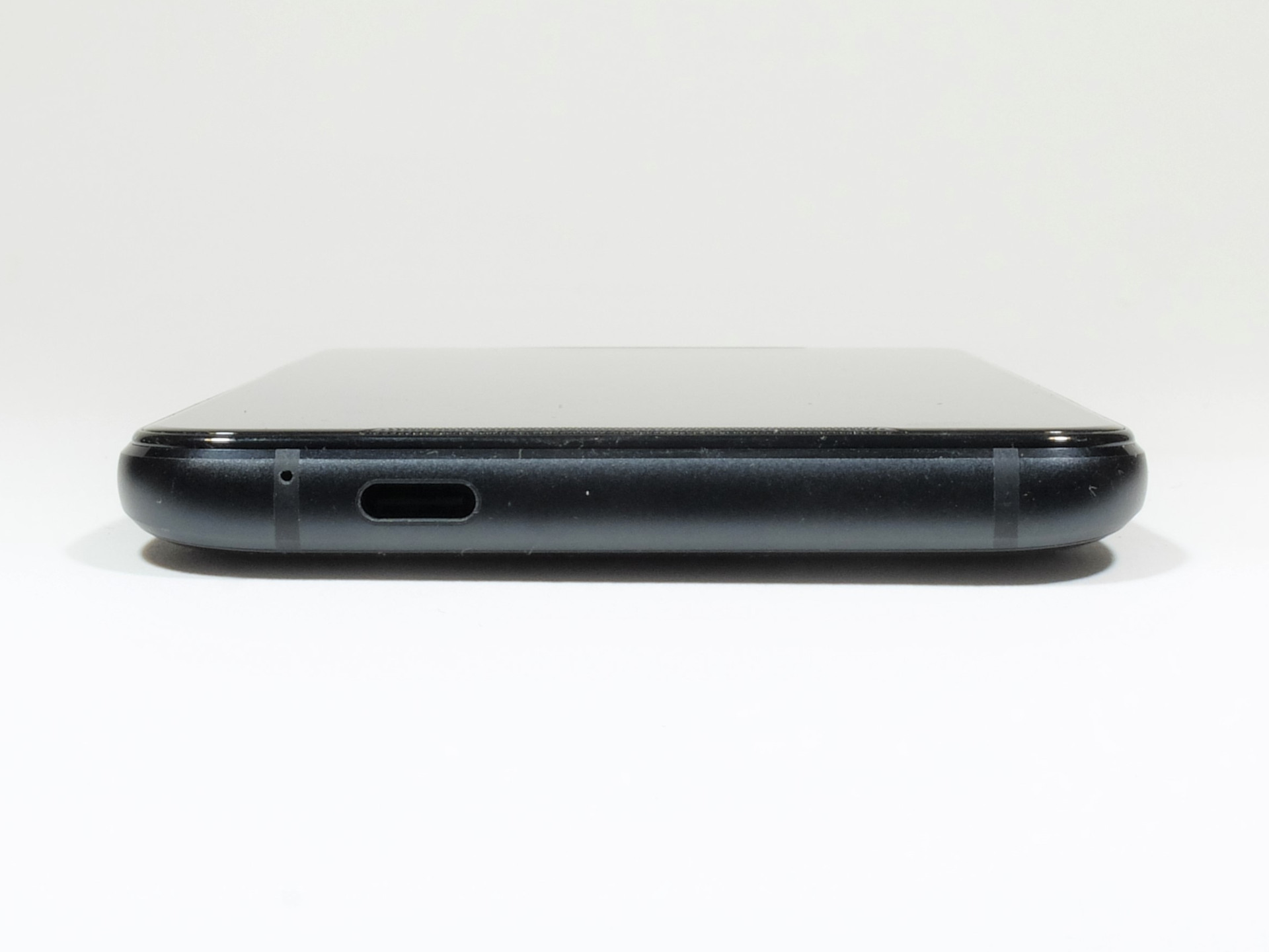 底面左寄りに充電・データ転送用のUSB Type-C端子を装備。本体のイヤフォン端子は省略された