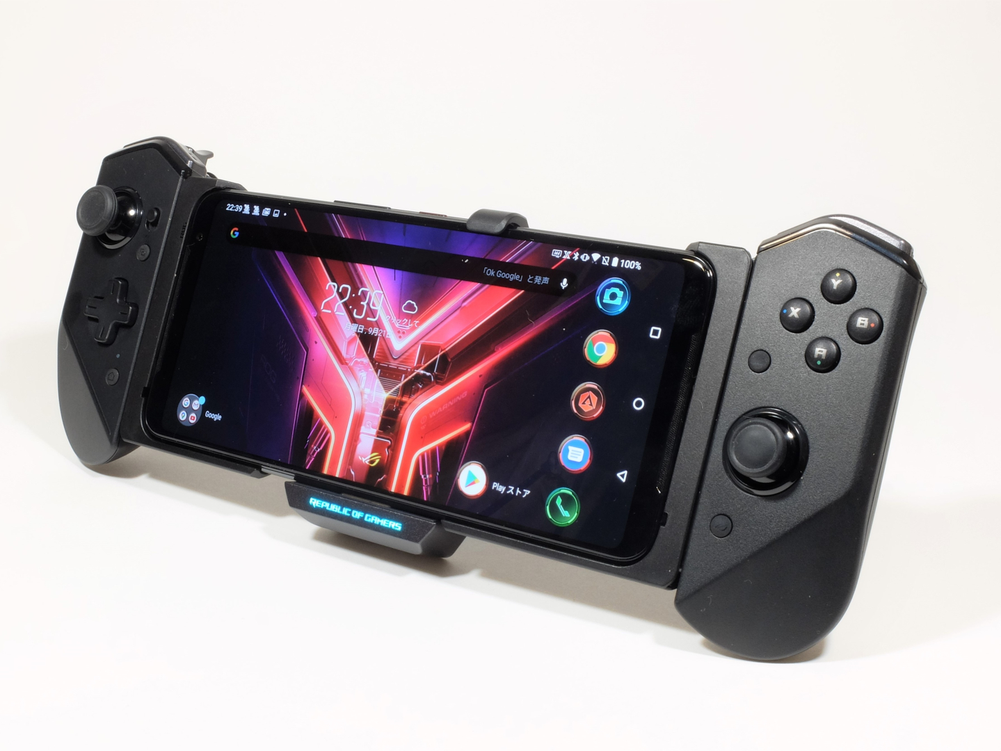 今回は試していないが、「ROG Kunai 3 Game Pad」は、横持ち状態の「ROG Phone 3」の両端にコントローラを装着できるゲームコントローラだ