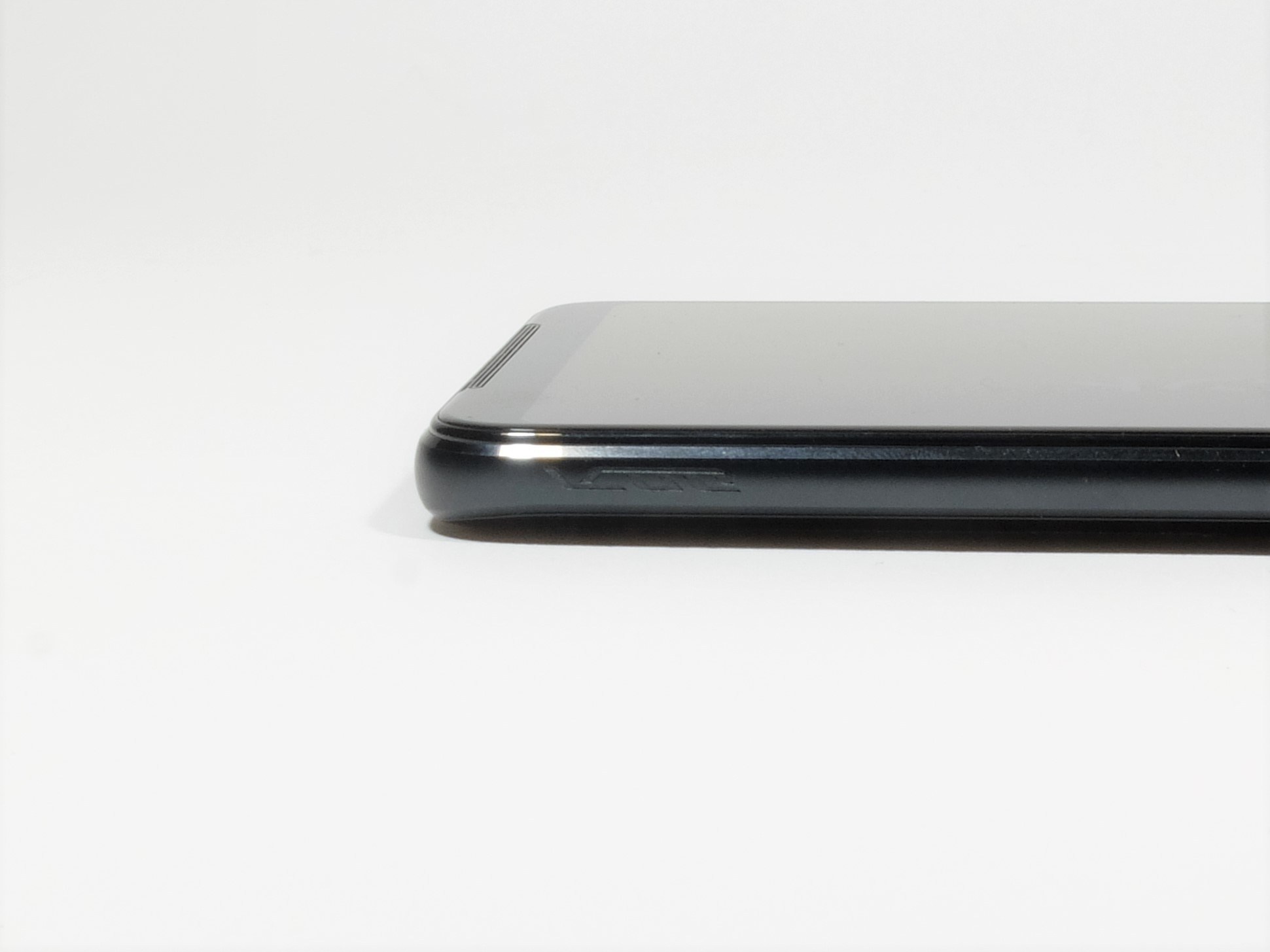 「AirTriggers」機能は特定の場所のタップ操作を本体右側面両端の擬似ボタンに割り当てられる機能。ボタンの場所は「ROG」ロゴマークが目印になる