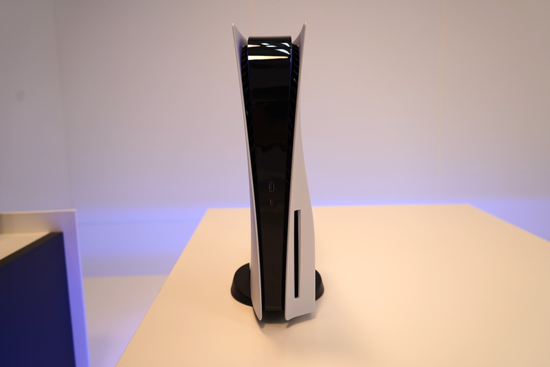 ど真ん中から撮影したPS5。真ん中上部からは薄っすらと青い光を放っている。また、中央は真っ黒なので、USBなどの接続部分が目立たない