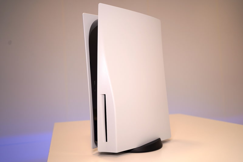 今度は逆から。ディスクドライブ部分がカーブを描いている