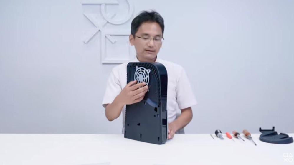 PS5のカバーを外すと現われる非常に目立つ大型ファン。左右どちらからも空気が入る設計になっている