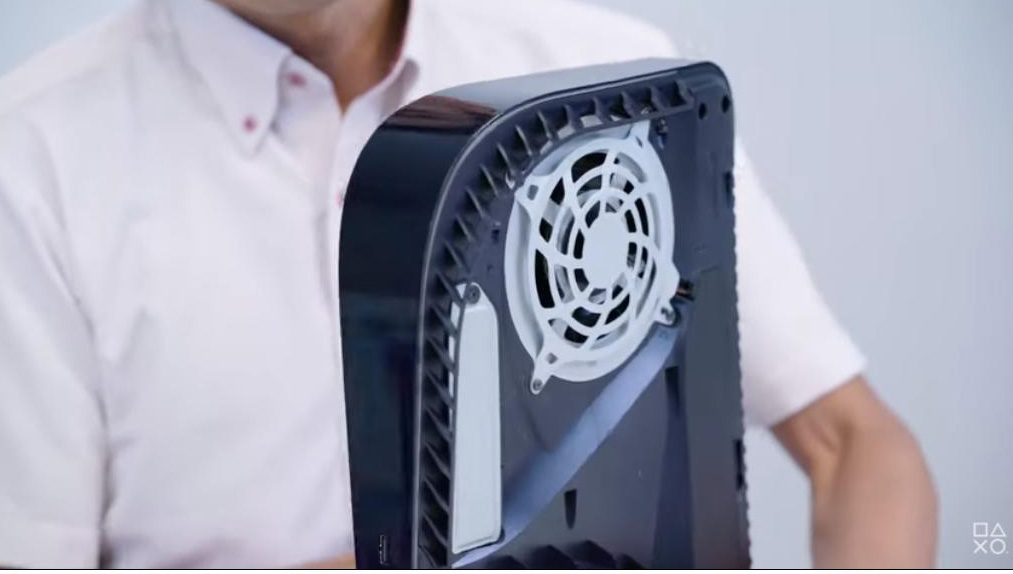 PS5のカバーを外すと現われる非常に目立つ大型ファン。左右どちらからも空気が入る設計になっている