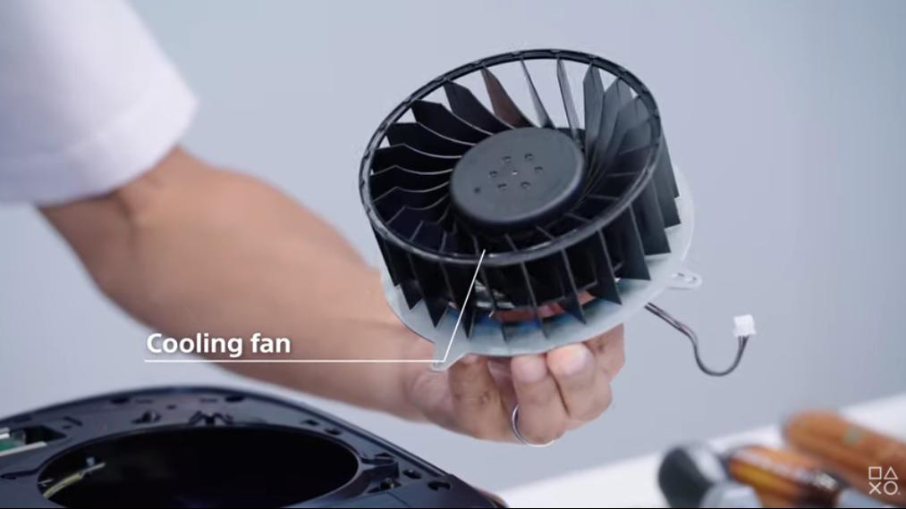 直径120mm、厚さ45mmという巨大なファン。PS5の内部にできるだけ熱がこもらないように設計されているのがよくわかる