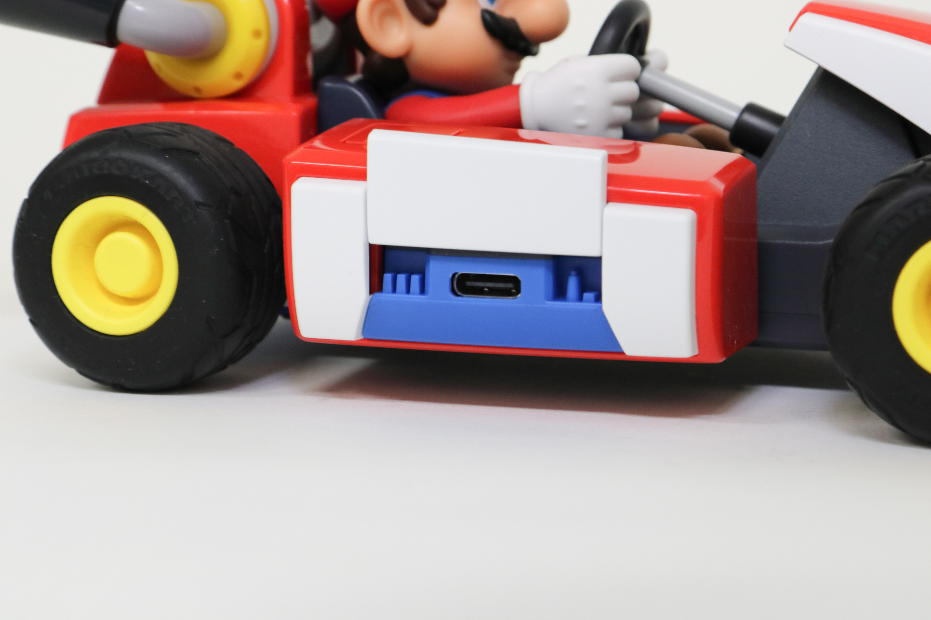 充電用の差し込み口は、サイドのカバーを上部にずらしたところにある。差し込み口をかなり頑張って探したほど、デザインに上手く隠されている。