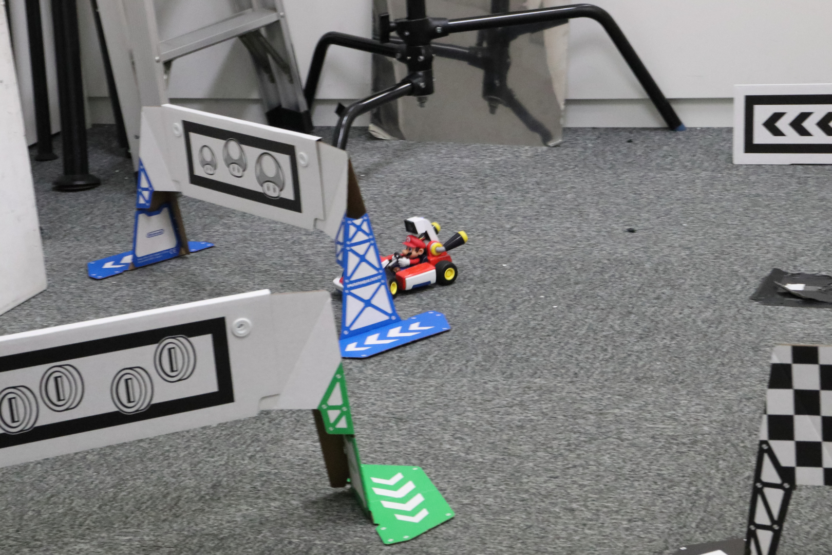 円を描いただけのコースをカートがぐるぐる回っているだけなので、外側から見ているだけの人にはちょっとシュール。