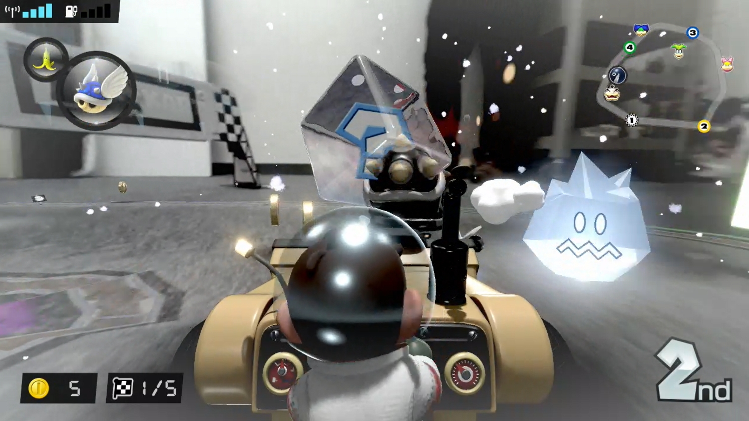 ワンワンせつげんは雪が降っている。心なしか路面も滑りやすいような気がした。また、コース上の氷の塊に当たるとマリオが凍り付いて、一定時間速度が極端に落ちるのだが、リアルのカートもその間はノロノロした動きになっている。