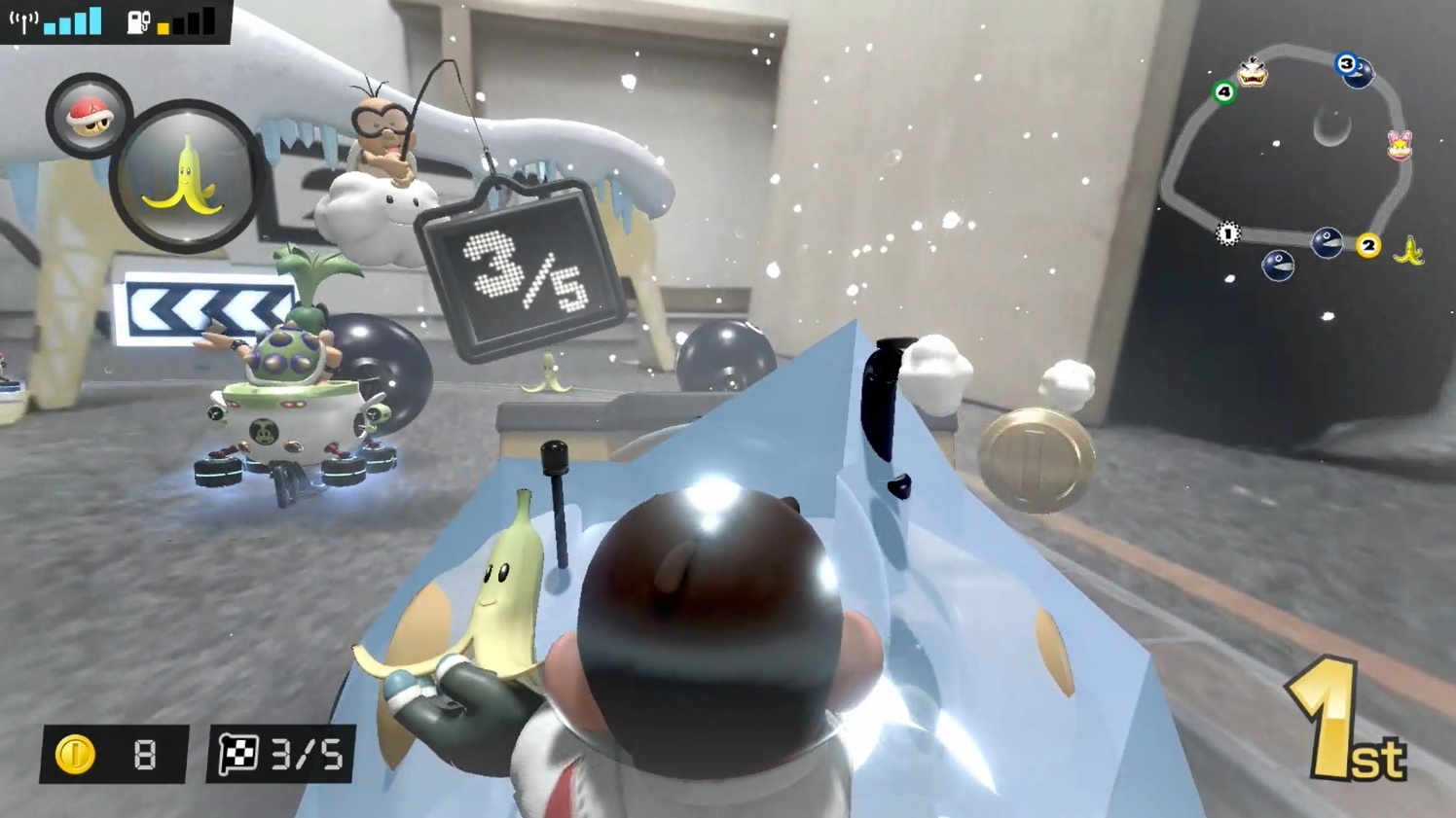 ワンワンせつげんは雪が降っている。心なしか路面も滑りやすいような気がした。また、コース上の氷の塊に当たるとマリオが凍り付いて、一定時間速度が極端に落ちるのだが、リアルのカートもその間はノロノロした動きになっている。