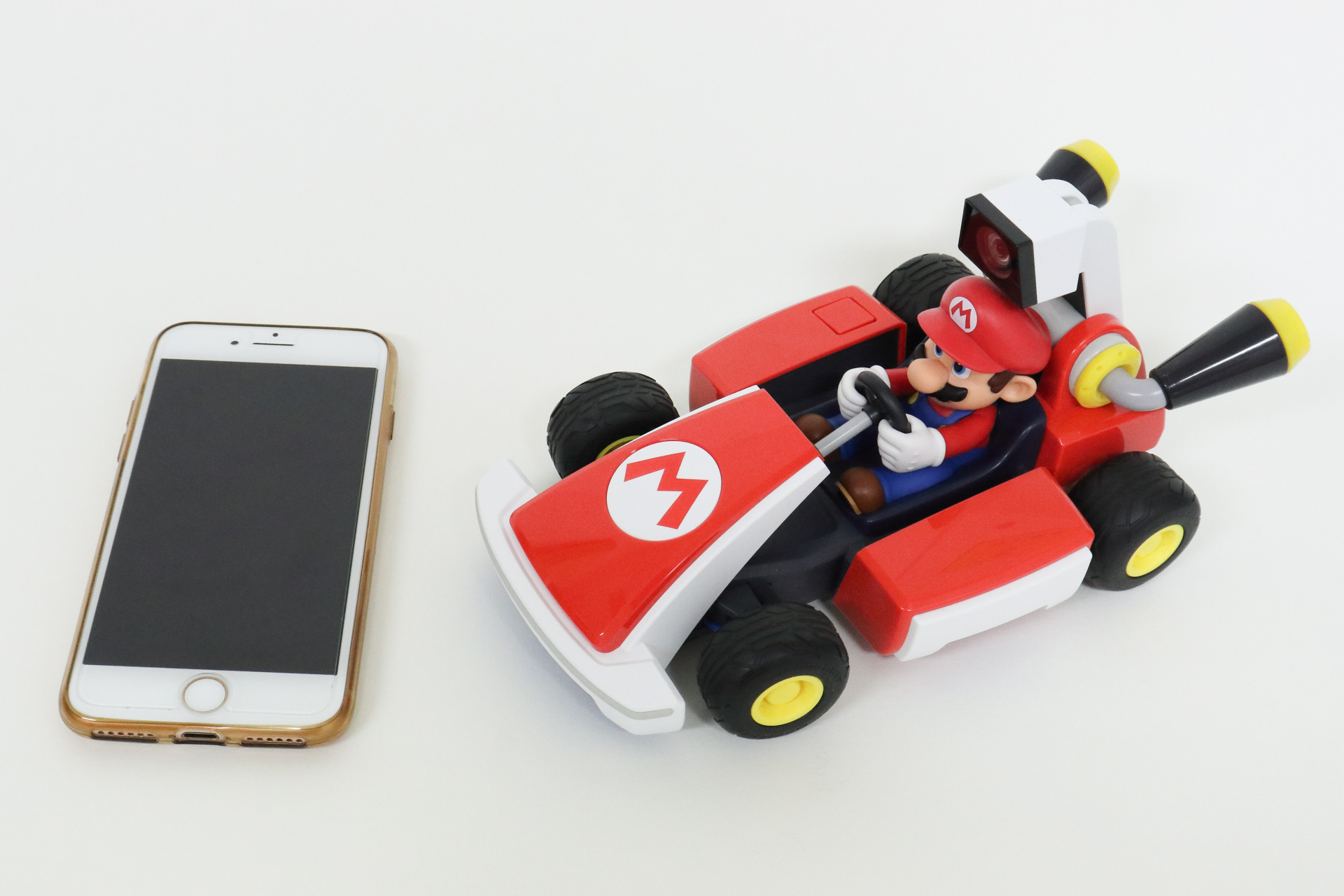 サイズ比較用にカートと筆者のiPhone8を並べてみた。「想像通りの大きさ」と感じる人もいるかもしれないが、筆者の場合、手にした時に「思っていたよりも大きい」と感じた。