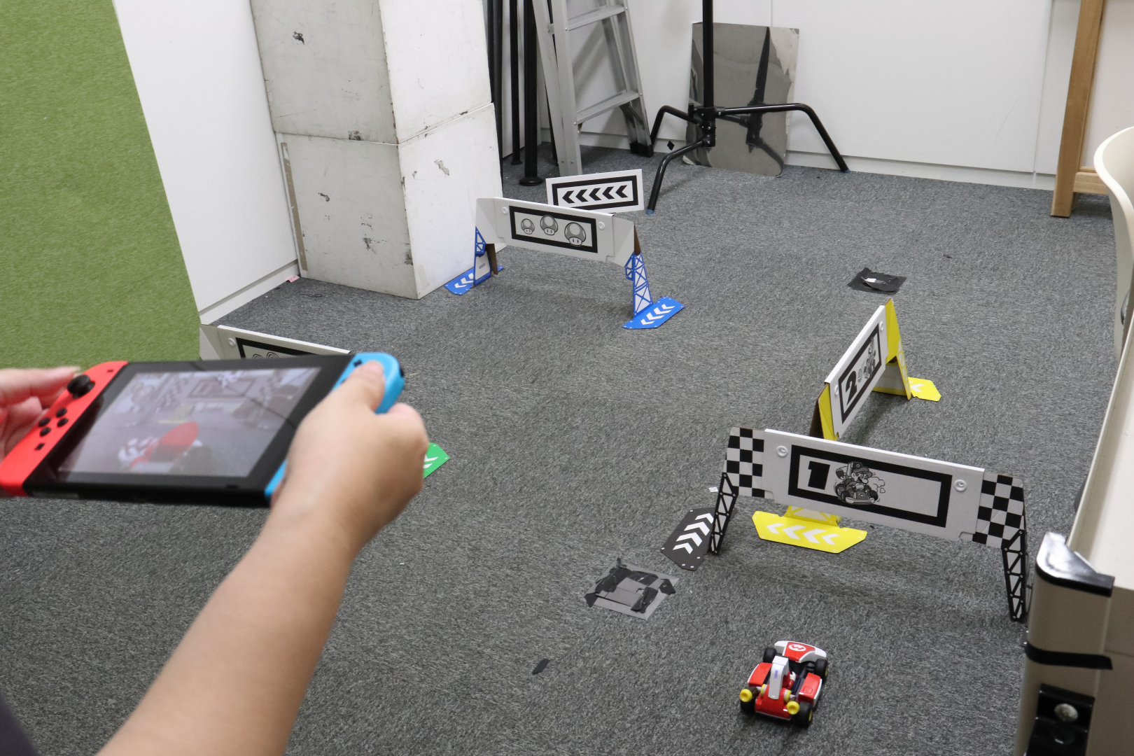 主婦目線の筆者は「カートのタイヤに床掃除シートとか巻いておいたら、遊びながら掃除できないですかね……特に狭い隙間とか……」と呟いて、同行していた担当編集氏に失笑された。