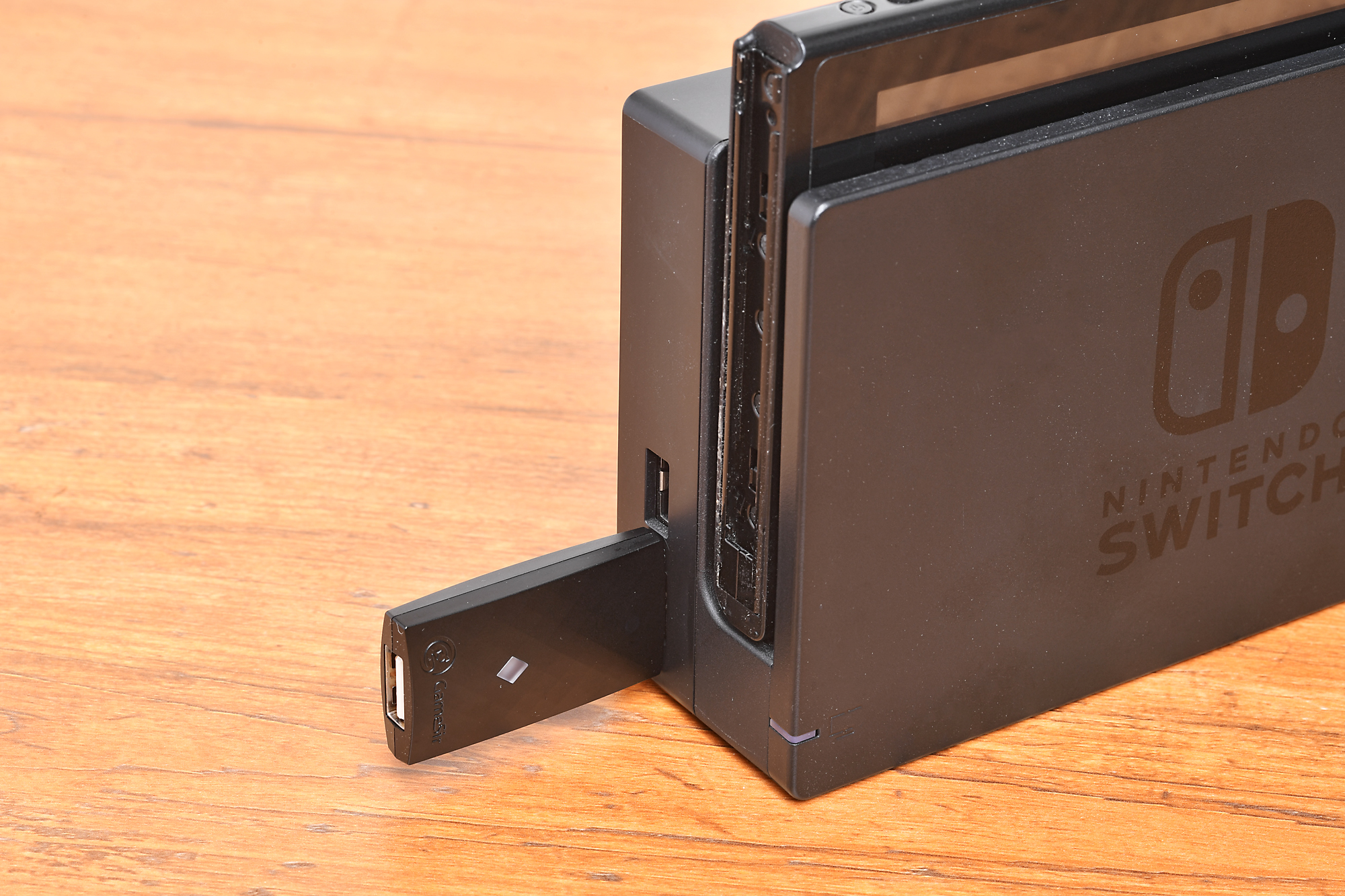 ドングルをNintendo SwitchドックのUSBポートに取り付けるだけで準備は完了だ