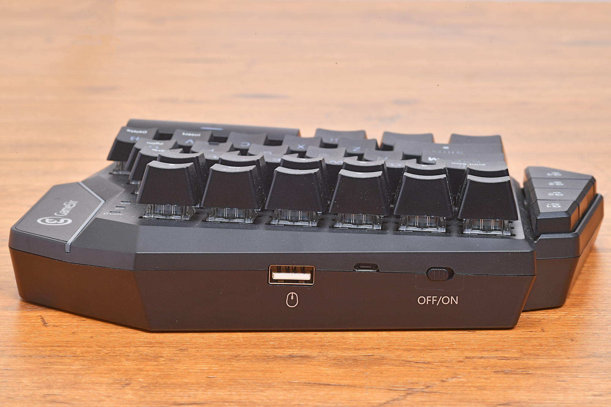 背面にはマウス接続用のUSBポートと充電用のMicro USBポートを備える