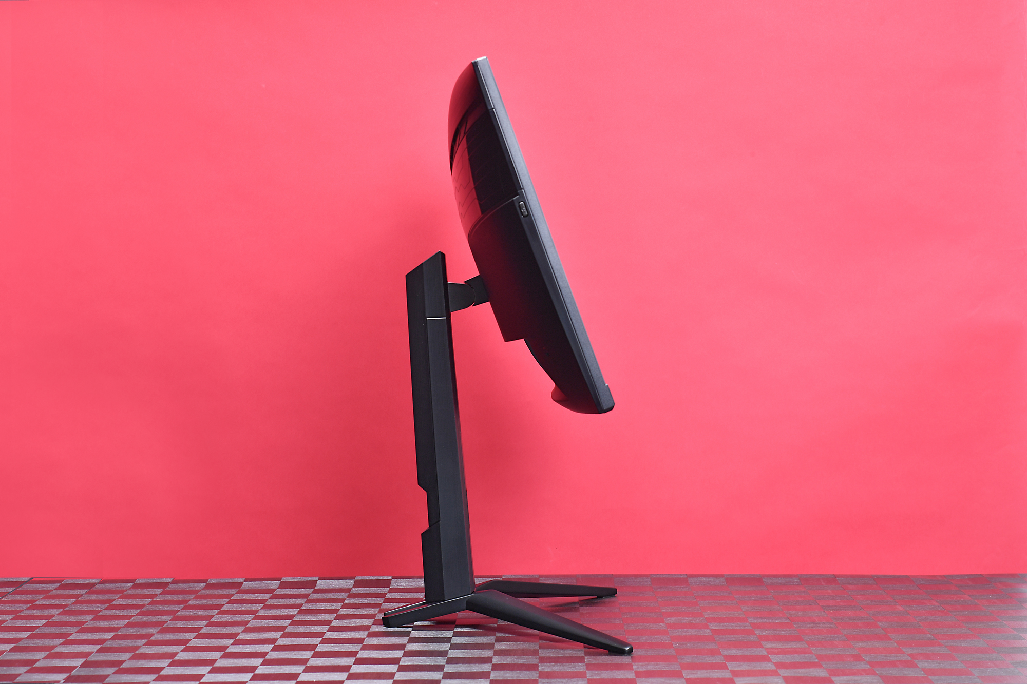 高さは13cmの間で調整でき、チルトは-5度から+20度まで動かせる