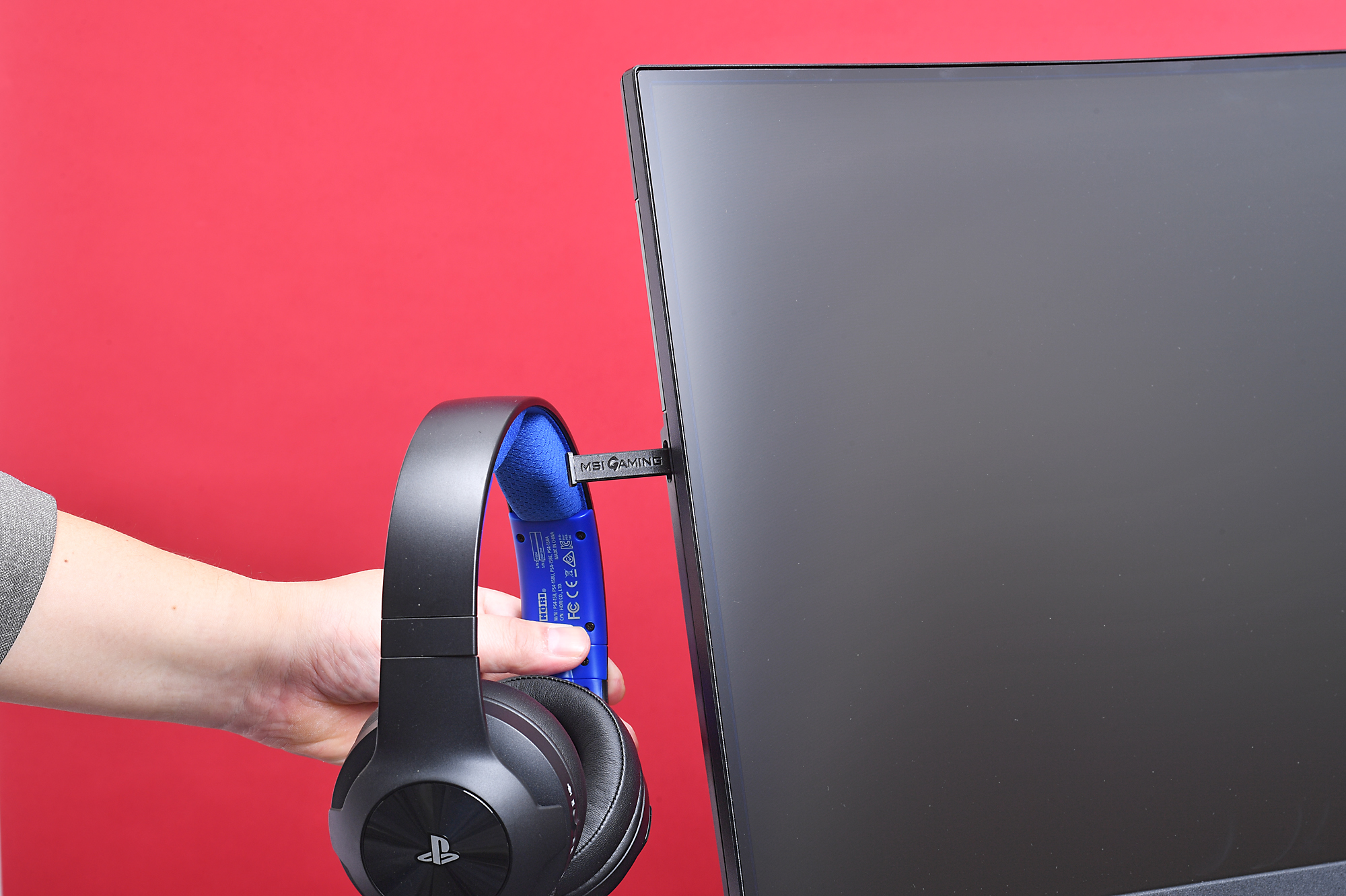 左側面には格納式の「ヘッドセットハンガー」がある