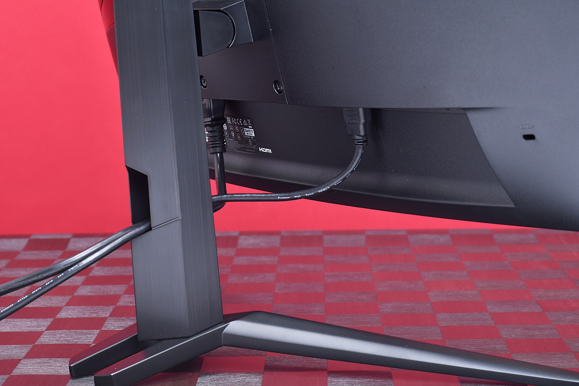 スタンドの下部にはケーブルをまとめておける穴が用意されている