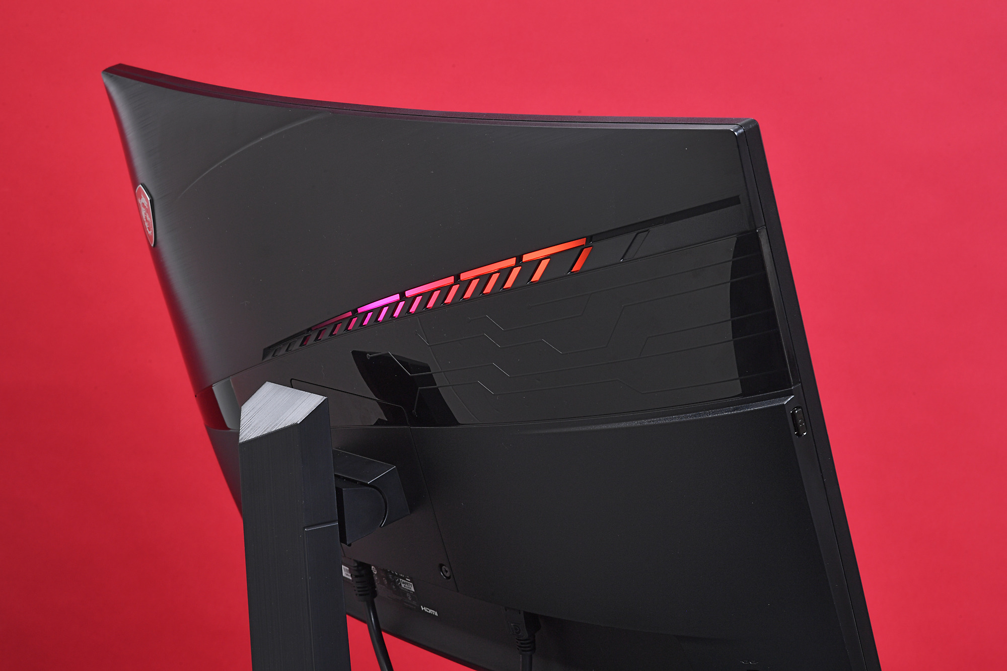 背面にはRGB LEDを内蔵