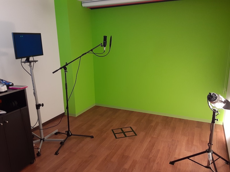 録音用の機材に加えてグリーンバッグも用意されている。背景なども自由に変えて自分好みのミュージックビデオを作成できる