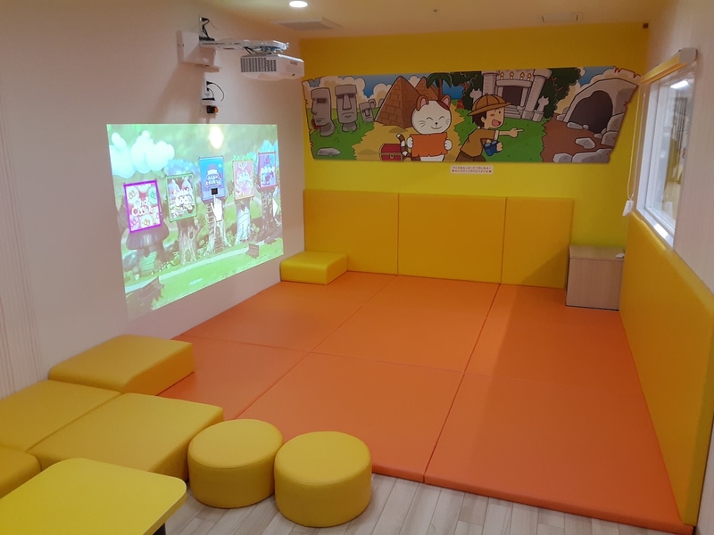 子供が動き回れるほど広い空間が用意されており、子供の様子を見守りながらカラオケを楽しめる