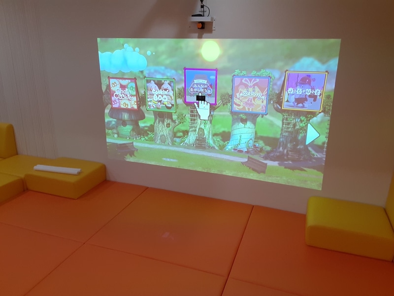 知育ゲームは壁に表示された映像に直接触れて遊ぶ体験型のコンテンツだ