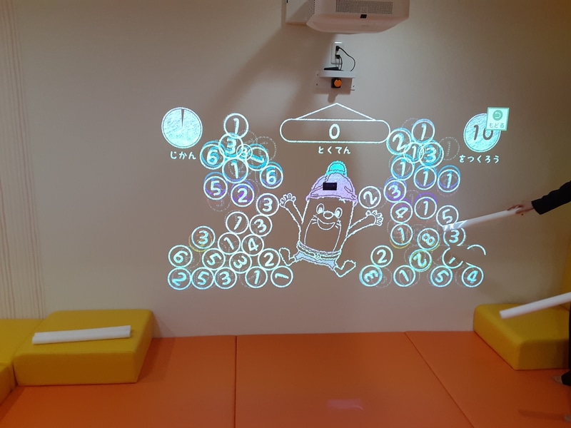 昔話のストーリーを自分で選択して様々な物語を見る「創作むかしばなし」や、数字を10になるように繋げる「算数パズル」など、楽しみながら学習できるゲームが数多く用意されている