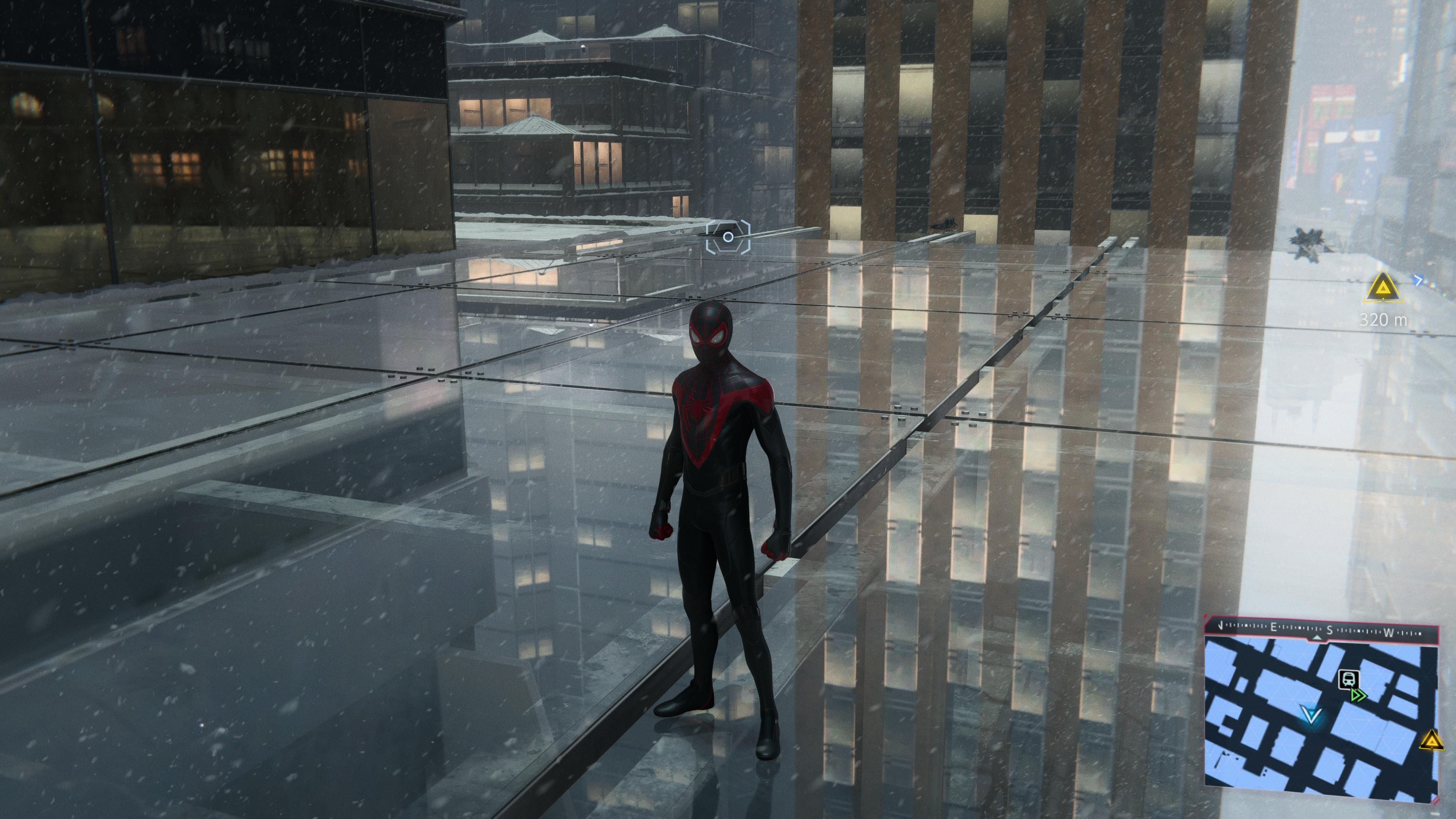 忠実度重視。ガラスの屋根に乗ったところ。奥のビルの明かりが綺麗に映り込んでいる