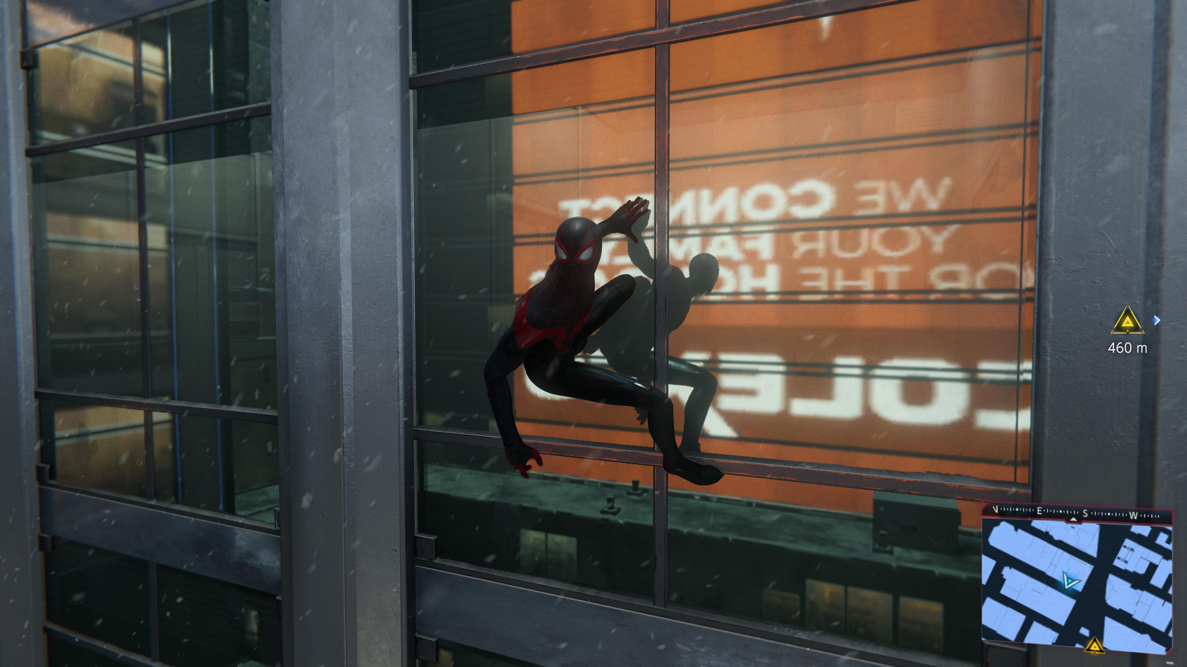 忠実度重視。ビルに張り付いたところ。対面のビルのオレンジ色の広告がしっかり映っている