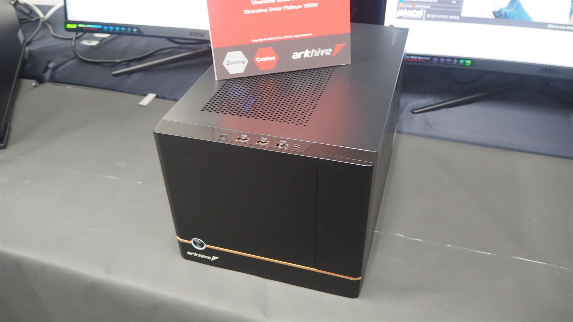 「GC-A9G38Z」はコンパクトなキューブ型ケースを採用