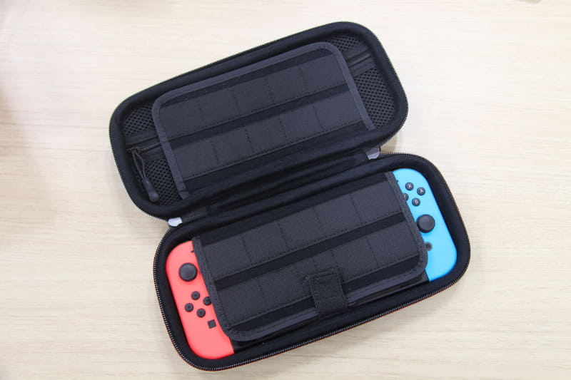 Switch用ケースにはACアダプターなども収納できるメッシュポケットも用意されている