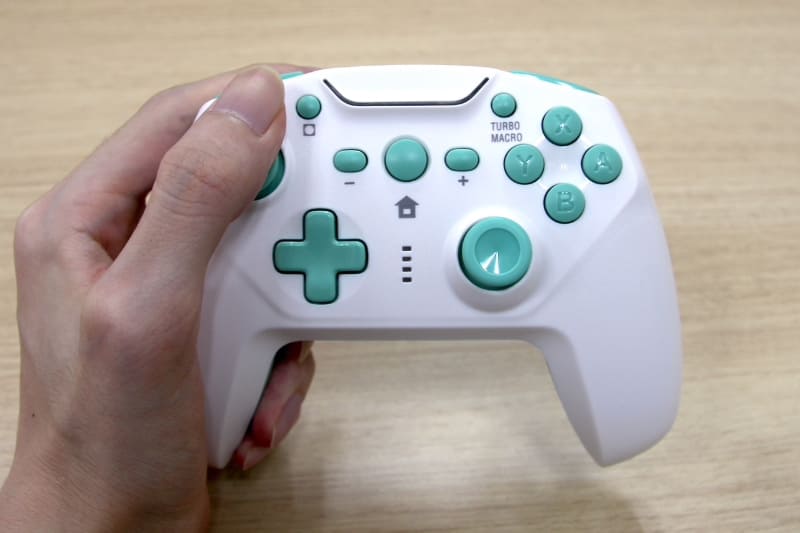 大きさは一般的なコントローラーと大差ない