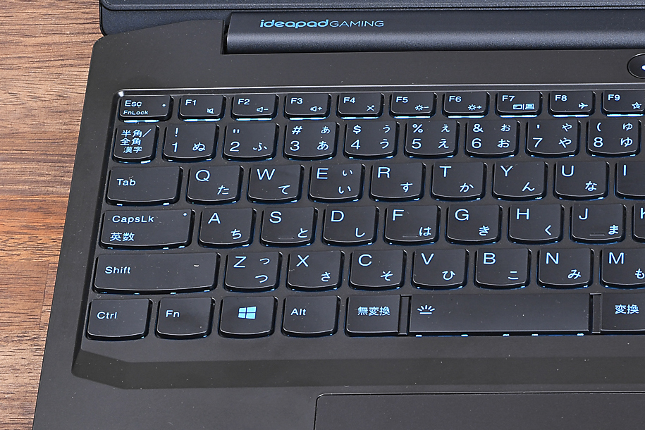 各キートップは中央に向かって若干カーブしたお椀状。指先にフィットする