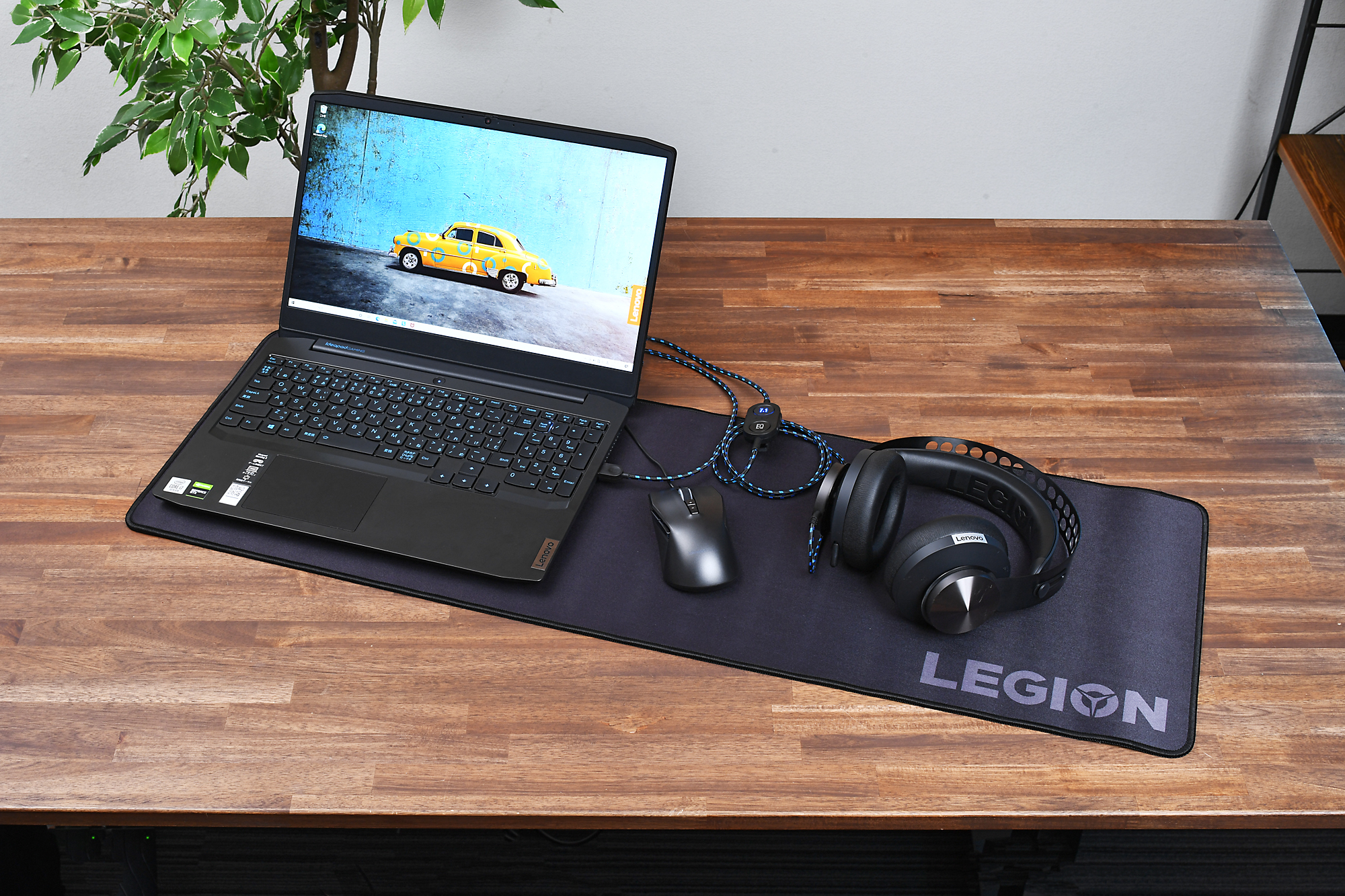 LenovoのゲーミングブランドLegionから発売中の「Lenovo Legion H500 PRO 7.1 サラウンドゲーミングヘッドセット」（別売り）とマウスパッド「Legion Gaming XL」（別売り）とは見た目の相性も抜群。ゲーミング環境を整えるならセットで揃えたい