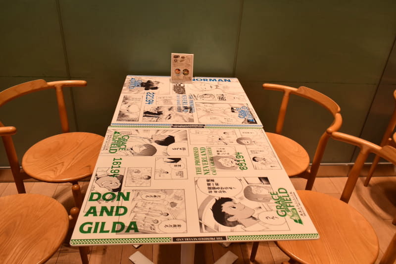 テーブルには各キャラクターたちの名シーンが飾られている