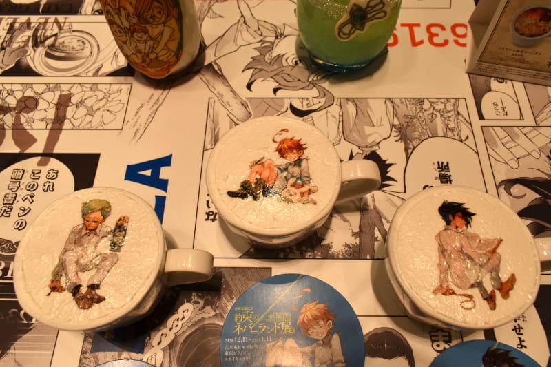 オリジナルコースターがもらえるカフェラテ、エマやレイ、ノーマンが描かれていて飲むのがもったいない