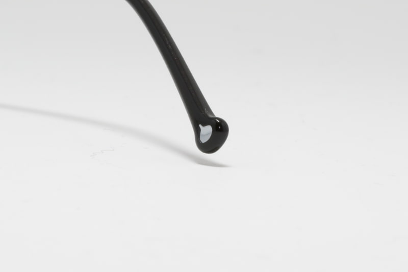 右のテンプル先にあしらわれているメタルスライム