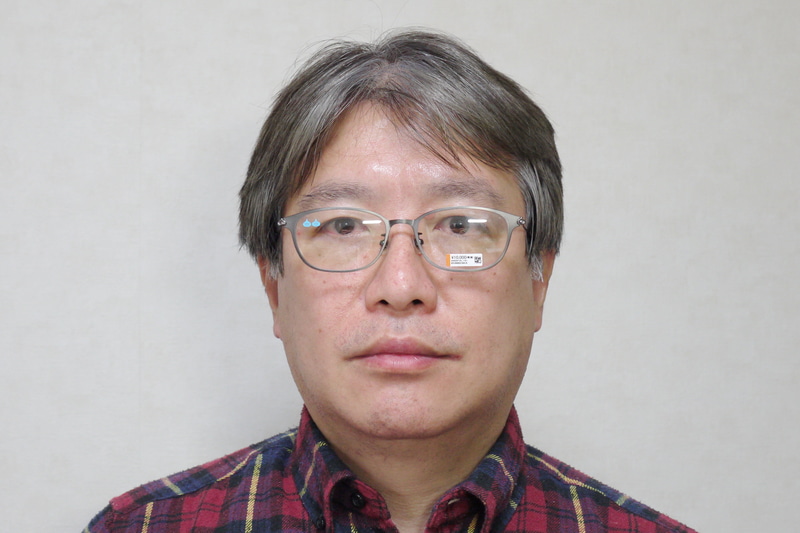 まだフレームが届いただけなのでレンズは度なしなのだが実際にかけてみた。正面はこんな感じ