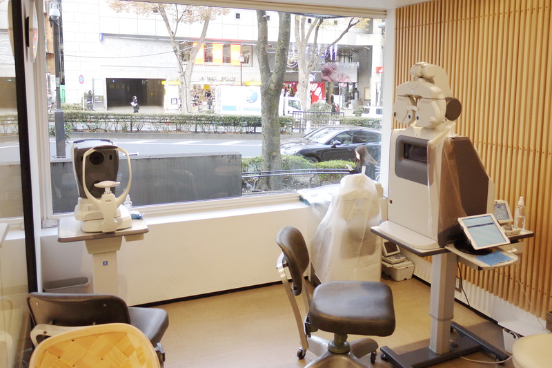 左の機械が気球を見ておおよその視力を測定する機械。右が実際に見て細かく視力を測る機械。「C」が上下左右に向いていたり、緑と赤の二重丸はどちらが色が濃いか、などなどのアレだ