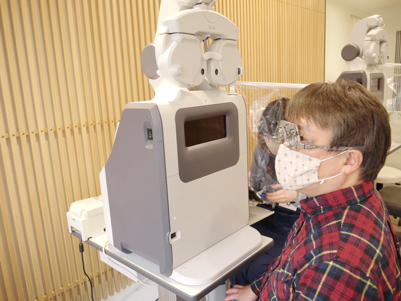 レンズを入れたテストメガネで見え方を確認